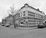 858397 Gezicht op de kruising van de Bekkerstraat (links) en de Zandhofsestraat (rechts) te Utrecht, met het hoekpand ...